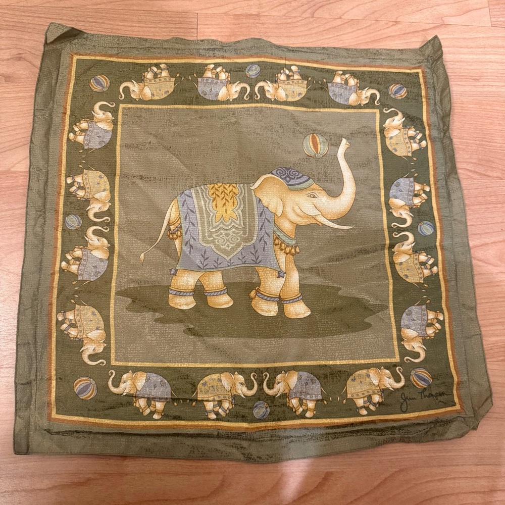 Stunning Jim Thompson Elephant Print 💯 Silk Pillow Cover in VGUC